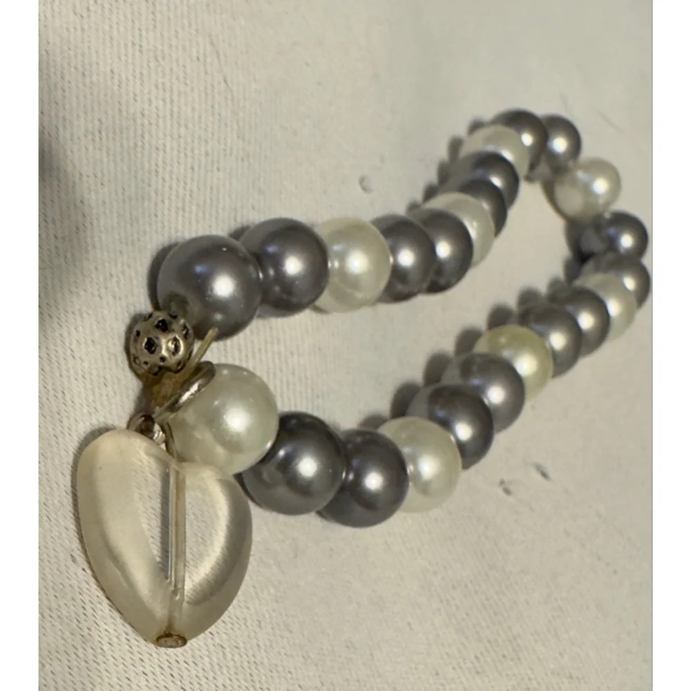 Two-Tone Pearl Stretch Bracelet Grey White Heart Charm Classic Minimalist Preppy